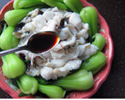 芥辣黑鱼,浇上酱汁,或者与鱼片一起上桌蘸食,均可