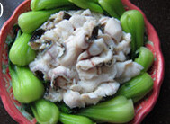 芥辣黑鱼,山药片垫底,放上鱼片,油菜心围边