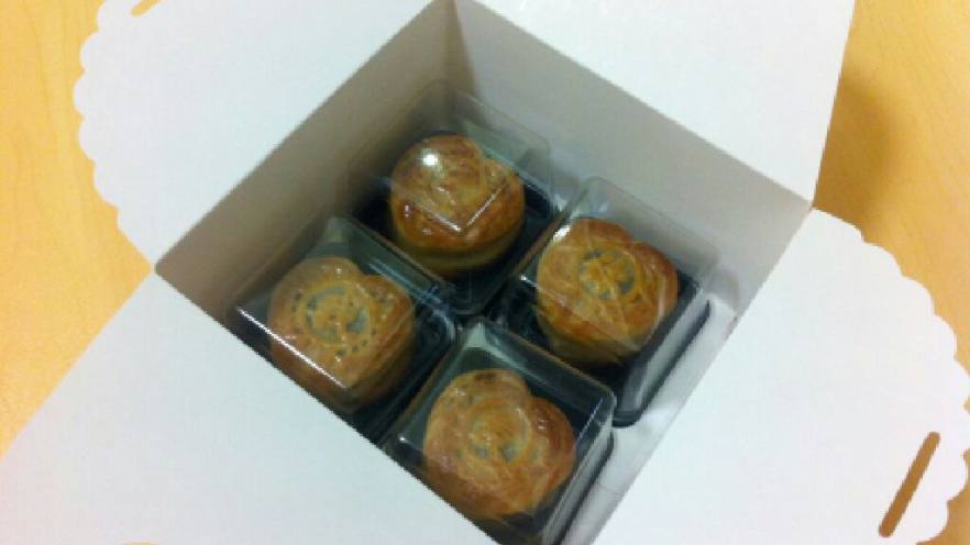 广式蛋黄莲蓉月饼