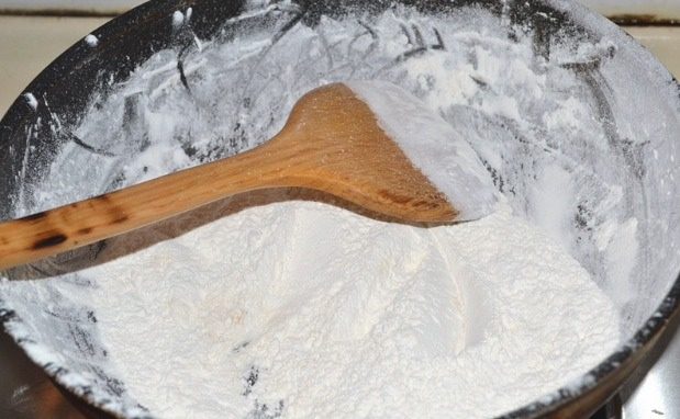 五仁月饼,锅烧干烧热,倒入糯米炒制发黄,不带生味即可