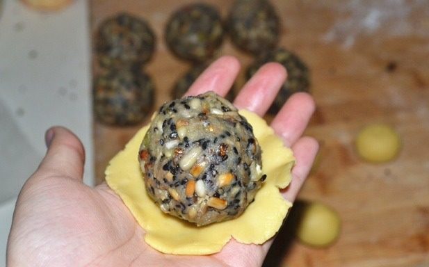 五仁月饼,去一个皮,放入一个五仁馅