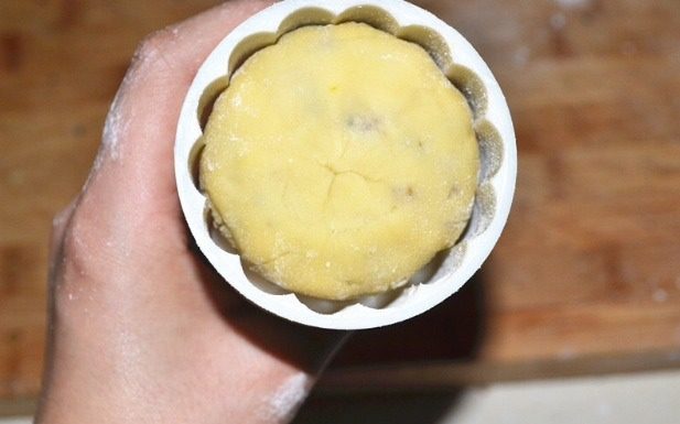 五仁月饼,模子里放些面粉,转几圈再倒出来,放入馅轻轻按扁