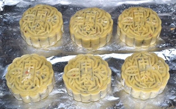 五仁月饼,放入烤盘里,撒上少许水,先以180度烤5分钟