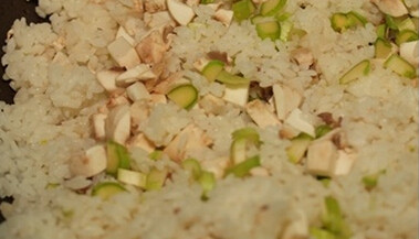 黑椒牛肉炒饭,原锅下米饭炒散，加入芦笋与蘑菇，炒至米粒分明，芦笋与蘑菇熟透