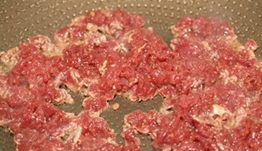 黑椒牛肉炒饭,热锅下油，下牛肉，炒至变色，即起锅待用