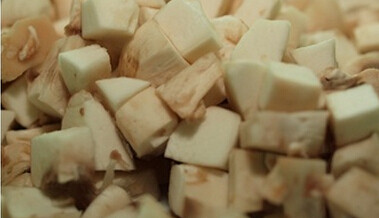 黑椒牛肉炒饭,将芦笋，蘑菇切成细粒