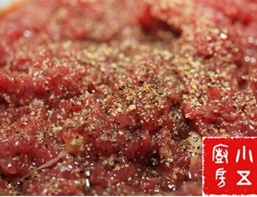 黑椒牛肉炒饭,牛肉洗净，切碎，加料酒，生抽，黑椒，食用油充分拌匀，腌制15分钟以上。