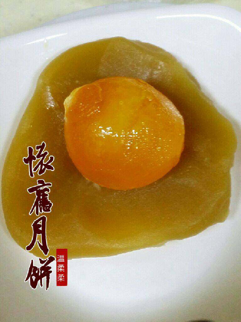 怀旧广式月饼,莲蓉馅包裹一个<a style='color:red;display:inline-block;' href='/shicai/ 9596'>咸蛋黄</a>,60克一份。