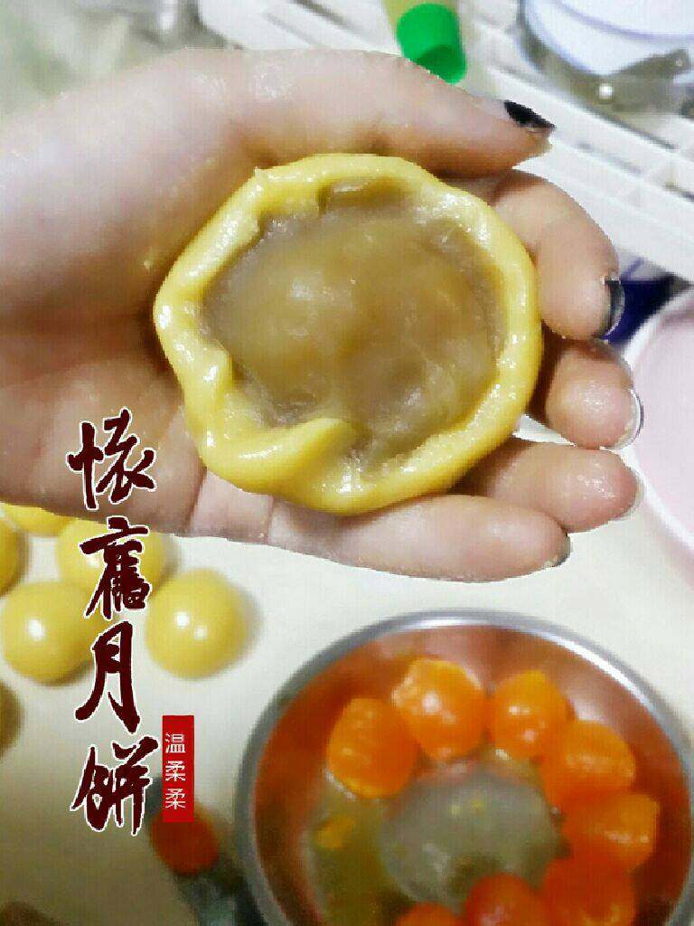 怀旧广式月饼,用推包的手法包裹馅料,要均匀不破皮。