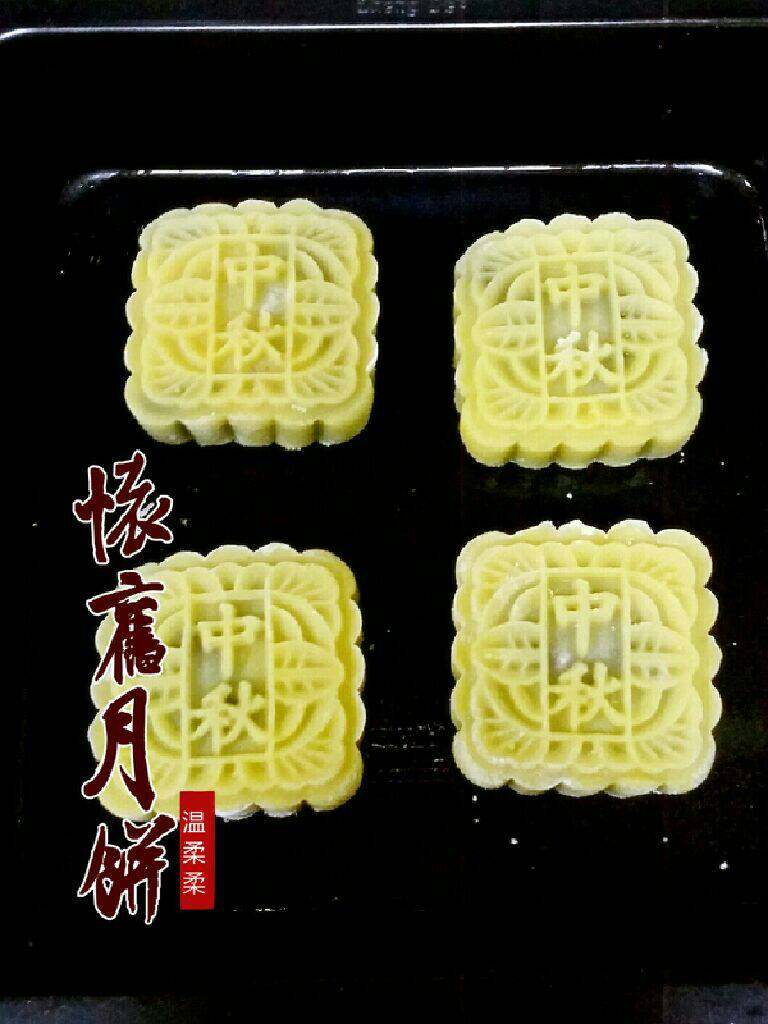 怀旧广式月饼,包好后用模具压出花纹,放烤盘,表面喷少许水,烤箱预热180度,先烤5分钟,取出刷蛋液,回炉再烤20分钟。