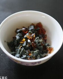 琥珀鸡蛋,取出后在冷水中浸一下，剥壳，切小粒