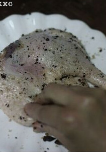 盐水鸭,用牙签在鸭肉上、皮上扎一些洞;用热盐抹鸭腿,记住多用手搓