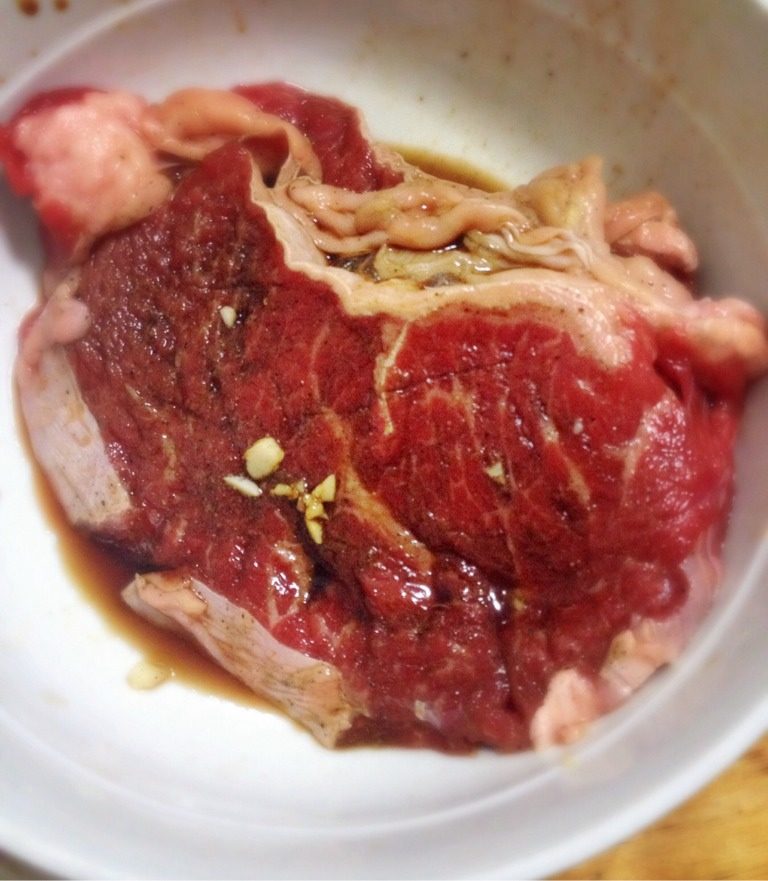 黑椒牛排,<a style='color:red;display:inline-block;' href='/shicai/ 216'>牛肉</a>用刀背 敲松,轻轻斜划几道。放盐 蒜末 料酒 黑胡椒 老抽腌制半小时。
