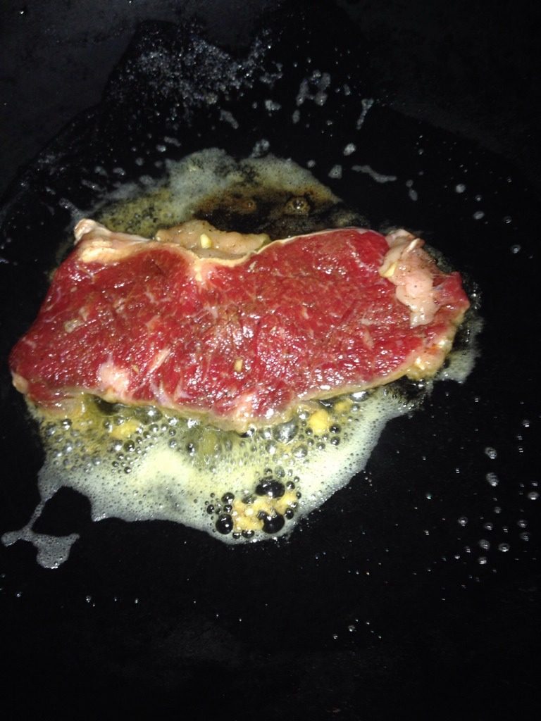 黑椒牛排,黄油下锅,小火煎牛排。三分熟 30秒。五分熟 1分钟。七分熟,2分钟。不要煎久了,易老。