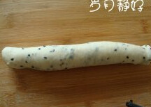 黑白芝麻贝果,面团取其一,擀成椭圆,然后卷起来,捏紧,滚长一些,