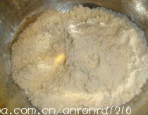 葡萄干司康 ,面粉和盐混合,黄油切小块倒入面粉里,用手捏搓成粗玉米粉状态。