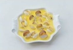 蛤蜊蒸蛋,<a style='color:red;display:inline-block;' href='/shicai/ 9'>鸡蛋</a>加少许盐、1.5倍的清水水充分搅匀过筛。将蛋液倒入有蛤蜊的盘中