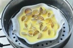 蛤蜊蒸蛋,水开后，放入盛有蛤蜊蛋液的盘子，盖上锅盖中小火蒸15分钟左右。最后淋少许<a style='color:red;display:inline-block;' href='/shicai/ 847'>香油</a>和<a style='color:red;display:inline-block;' href='/shicai/ 788'>生抽</a>即可。