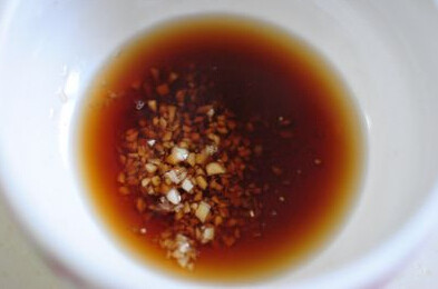 鸡蛋肉沫盖豆腐 ,<a style='color:red;display:inline-block;' href='/shicai/ 718'>料酒</a>、<a style='color:red;display:inline-block;' href='/shicai/ 788'>生抽</a>少许、蒜末、白<a style='color:red;display:inline-block;' href='/shicai/ 10588'>糖</a>一点点，调均匀