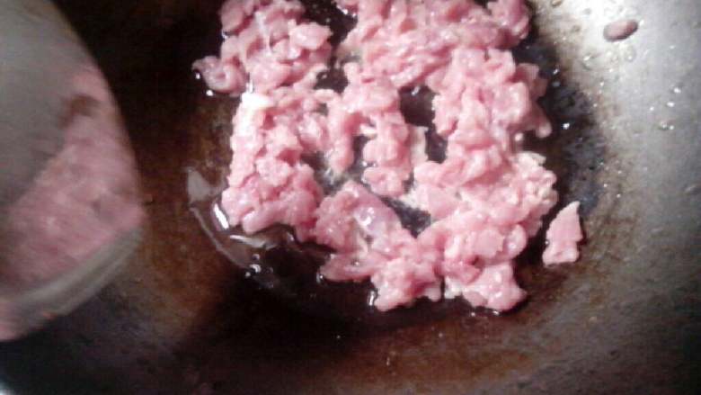 豆角炒肉丝,热锅放油,放入瘦肉炒熟。捞起。