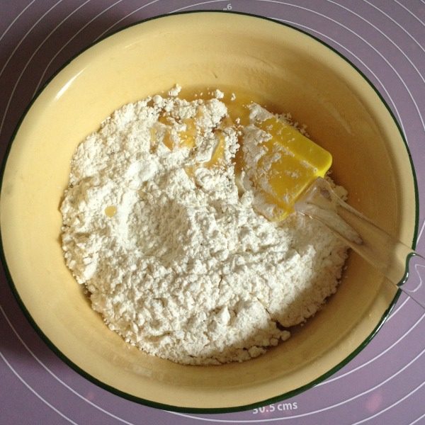 广式莲蓉蛋黄月饼,加入面粉用刮刀拌匀融合