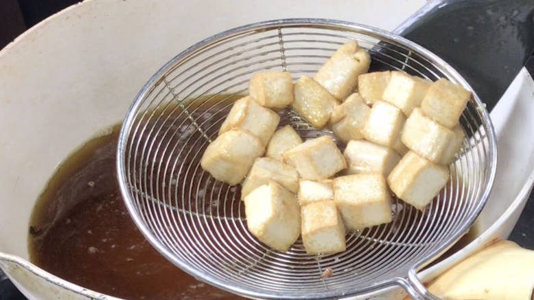 绣球豆腐,放入豆腐炸6秒钟,捞出沥油备用