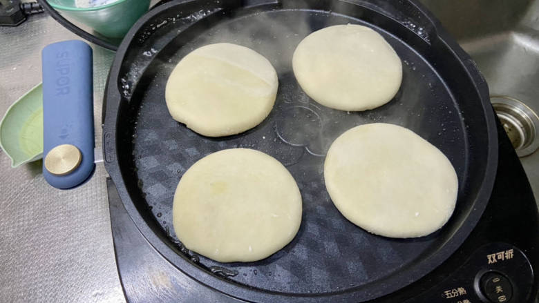 糖酥饼,电饼铛预热后,放入饼胚