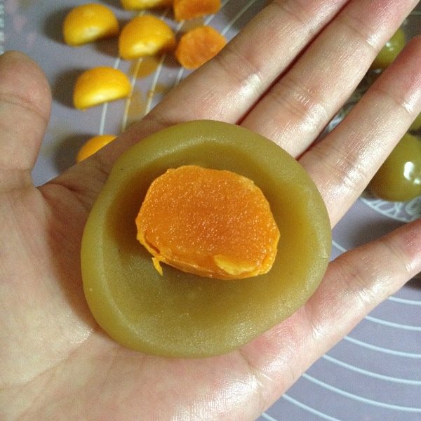 广式莲蓉蛋黄月饼,根据皮馅3:7的比例,50克月饼的馅料部分是35克,用莲蓉把蛋黄包好