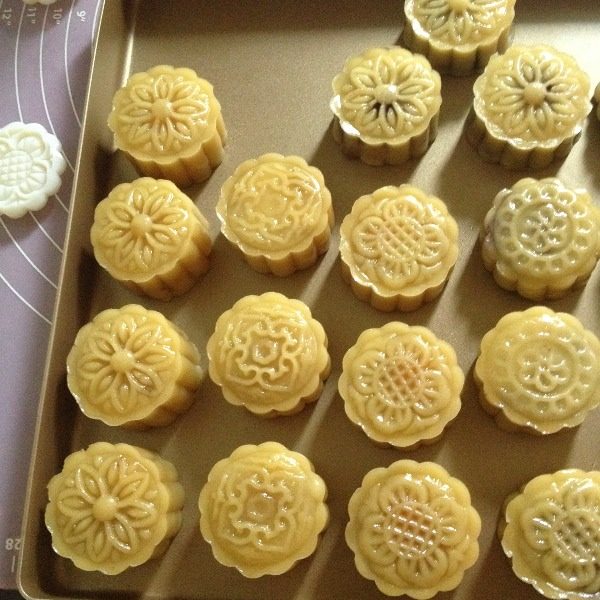 广式莲蓉蛋黄月饼,用月饼模压出花纹即可