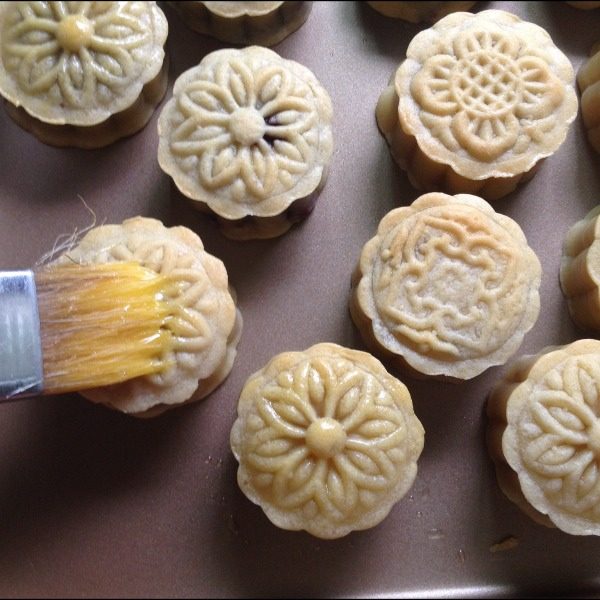 广式莲蓉蛋黄月饼,拿出来,表面刷上薄薄一层蛋黄液
