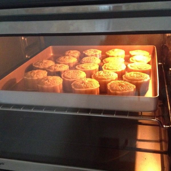 广式莲蓉蛋黄月饼,继续用180度烤15分钟,表面上色就可以了