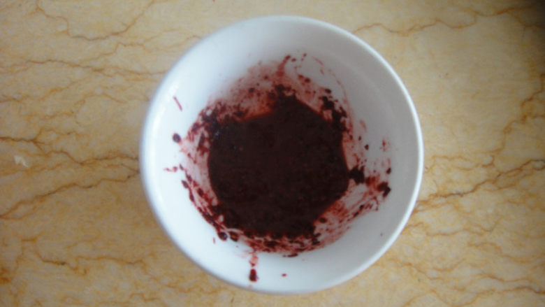 苏式椒盐五仁月饼,红曲粉提前用清水拌匀
