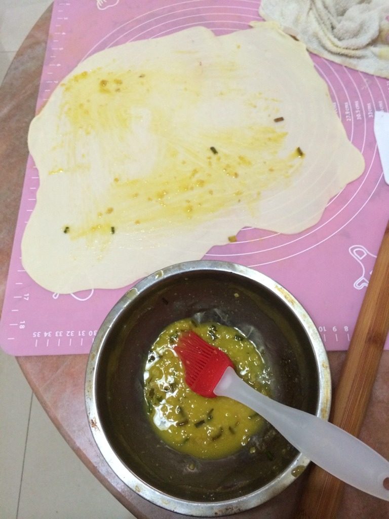 自制手撕饼,将少量面粉倒入小碗中,锅中加入食用油烧热放入葱花炸香倒入面粉中,放入食盐搅拌成油酥放好备用