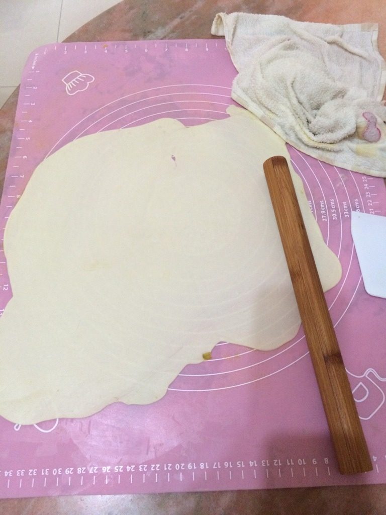 自制手撕饼,将饧好的面团切成小剂子,用擀面杖擀成薄片