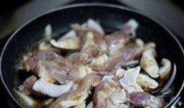 亲子丼,不粘锅上放入<a style='color:red;display:inline-block;' href='/shicai/ 29'>洋葱</a>丝、<a style='color:red;display:inline-block;' href='/shicai/ 3068'>冬菇</a>丝，鸡腿肉条，加入自制酱汁（以日本酱油1匙、味淋1匙、木鱼水3匙的比例混合而成），用中火煮至鸡肉8成熟