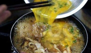 亲子丼,<a style='color:red;display:inline-block;' href='/shicai/ 9'>鸡蛋</a>2只打成蛋液（不用打的很匀）加入葱花，淋在表面，中火煮1~2分钟就行了