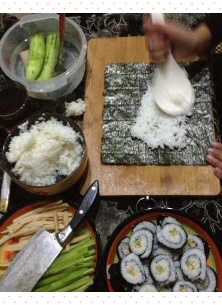 寿司,1把米饭弄到海苔里面然后2把<a style='color:red;display:inline-block;' href='/shicai/ 438'>火腿</a>和<a style='color:red;display:inline-block;' href='/shicai/ 54'>黄瓜</a>放进里面卷一卷