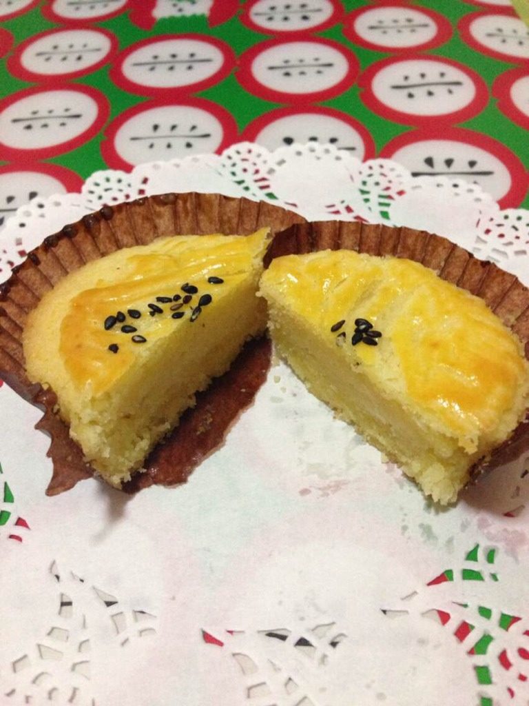法式乳酪月饼,80克糖放入室温软化的<a style='color:red;display:inline-block;' href='/shicai/ 887'>黄油</a>中,手动打蛋器拌匀。