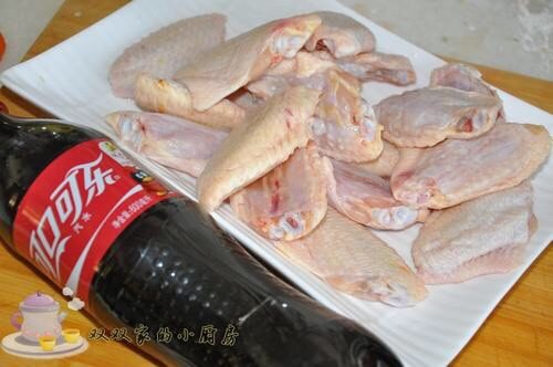 可乐鸡翅,鸡翅花刀 放容器 加盐 味精 鸡精 葱 姜 蒜末 搅匀 加入<a style='color:red;display:inline-block;' href='/shicai/ 911'>可乐</a> 漫过鸡翅即可 腌制半小时以上