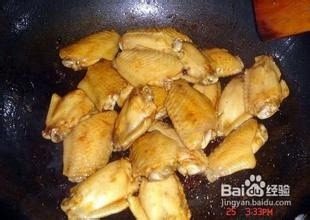 可乐鸡翅,将鸡翅捞出备用 锅里下底油 放入少许白砂糖 加热 搅拌 当白糖冒出浓浓的泡沫时迅速倒入鸡翅 大火翻炒 倒入腌鸡翅的可乐 大火烧开 变小火 当汤汁变粘稠时换大火 快速搅拌 至到汤汁全部收尽时关火出锅