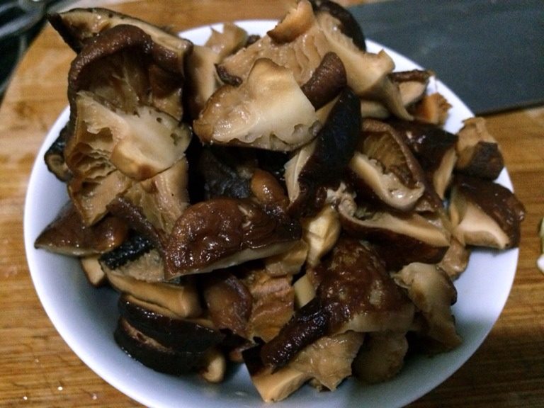 香菇炒扇贝,香菇再次控干水分,去梗切成小块