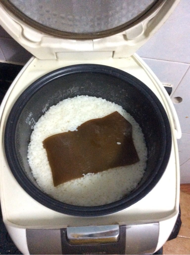家庭寿司——三文鱼手握和细卷,先泡米1小时,煮饭时放进泡过水的海带一起煮,饭煮好后等20-30分钟后再揭盖