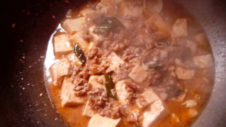 麻婆豆腐(加肉末版),加入炒好的肉末,放点盐和<a style='color:red;display:inline-block;' href='/shicai/ 692'>酱油</a> ,再开大火收汁即可。也可以放点葱会更香,不过我忘了买。