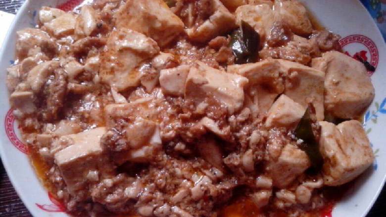 麻婆豆腐(加肉末版),做好了,真的超好吃的,平常吃一碗饭的我,今天连吃3碗饭。