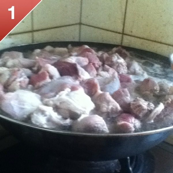手把羊肉,把羊肉放进锅里，倒满水，用大火煮4个小时。
