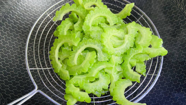 凉拌苦瓜丝,捞出沥干水分,再过凉白开水降温