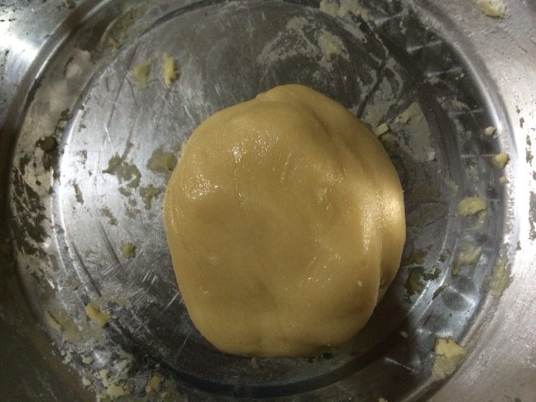 广式月饼,搓揉成光滑面团盖上保鲜膜醒发1至2小时