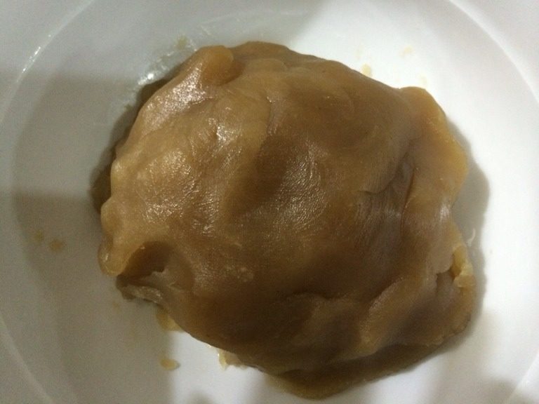 广式月饼,<a style='color:red;display:inline-block;' href='/shicai/ 2489'>莲蓉</a>分成10份，每份20g