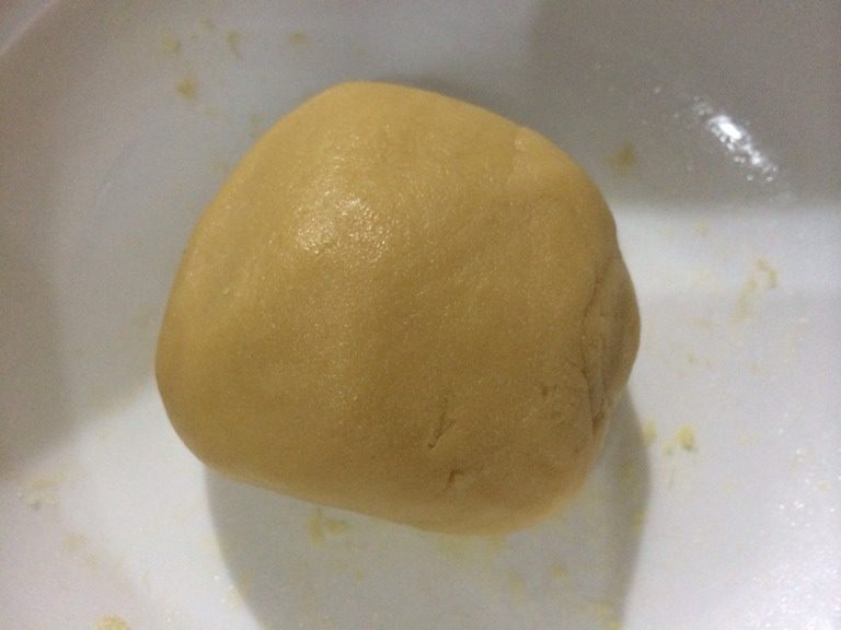 广式月饼,把饼皮取出分成10份剂子，搓圆，每份20g