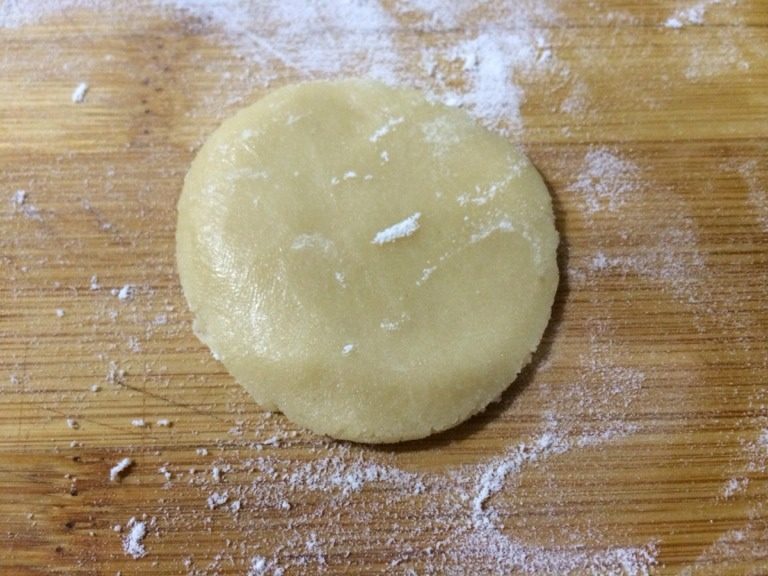 广式月饼,用擀面杖把剂子擀成中间厚四周薄的面皮